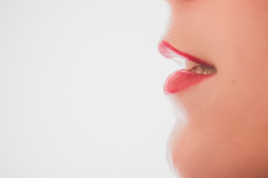 口臭がきれいな女性の口物の画像